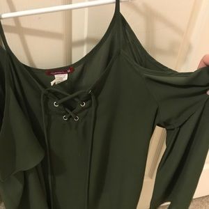 Adorable Off the shoulder Flowy Blouse EUC - small